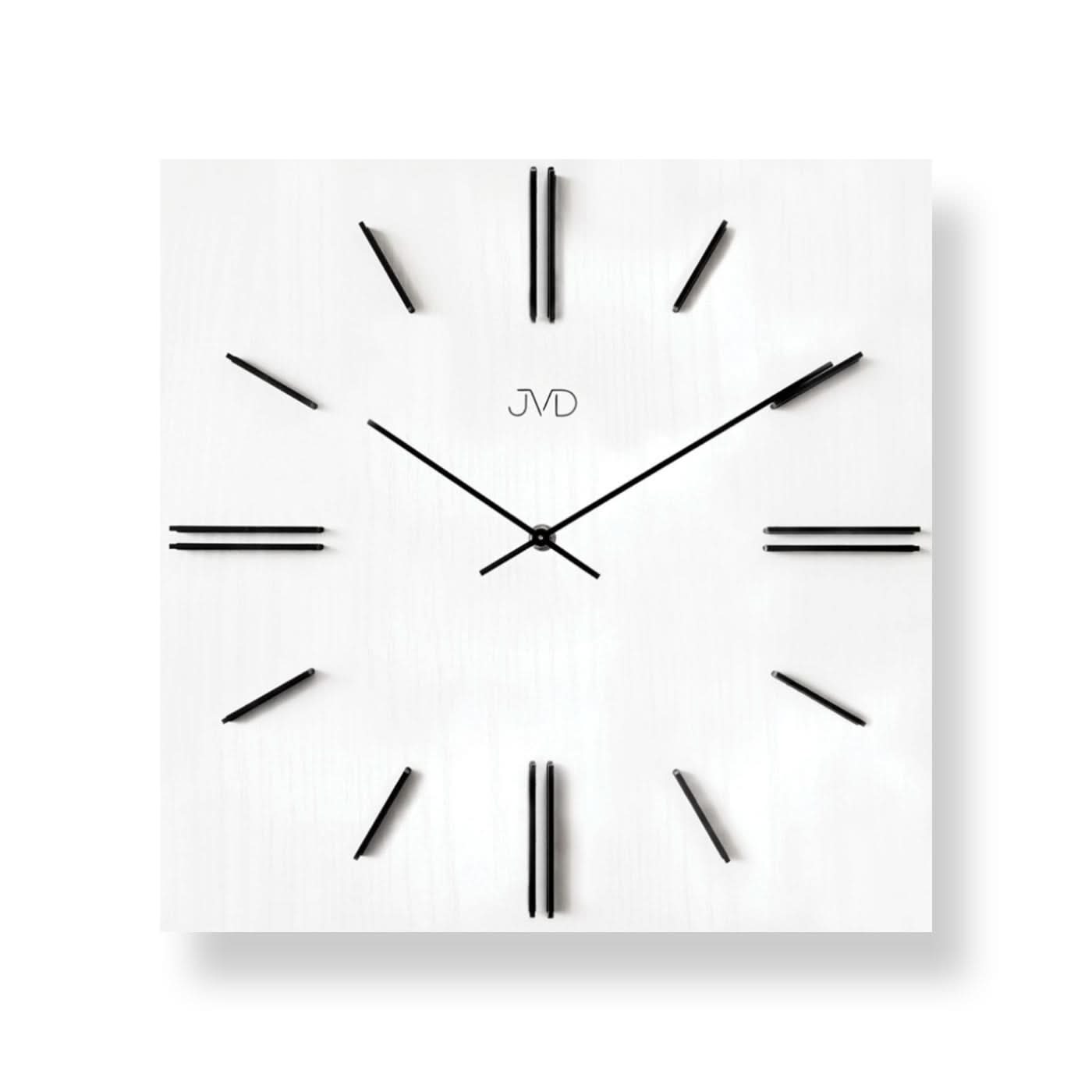 Horloge murale avec cadran carré blanc, index et aiguilles noirs.