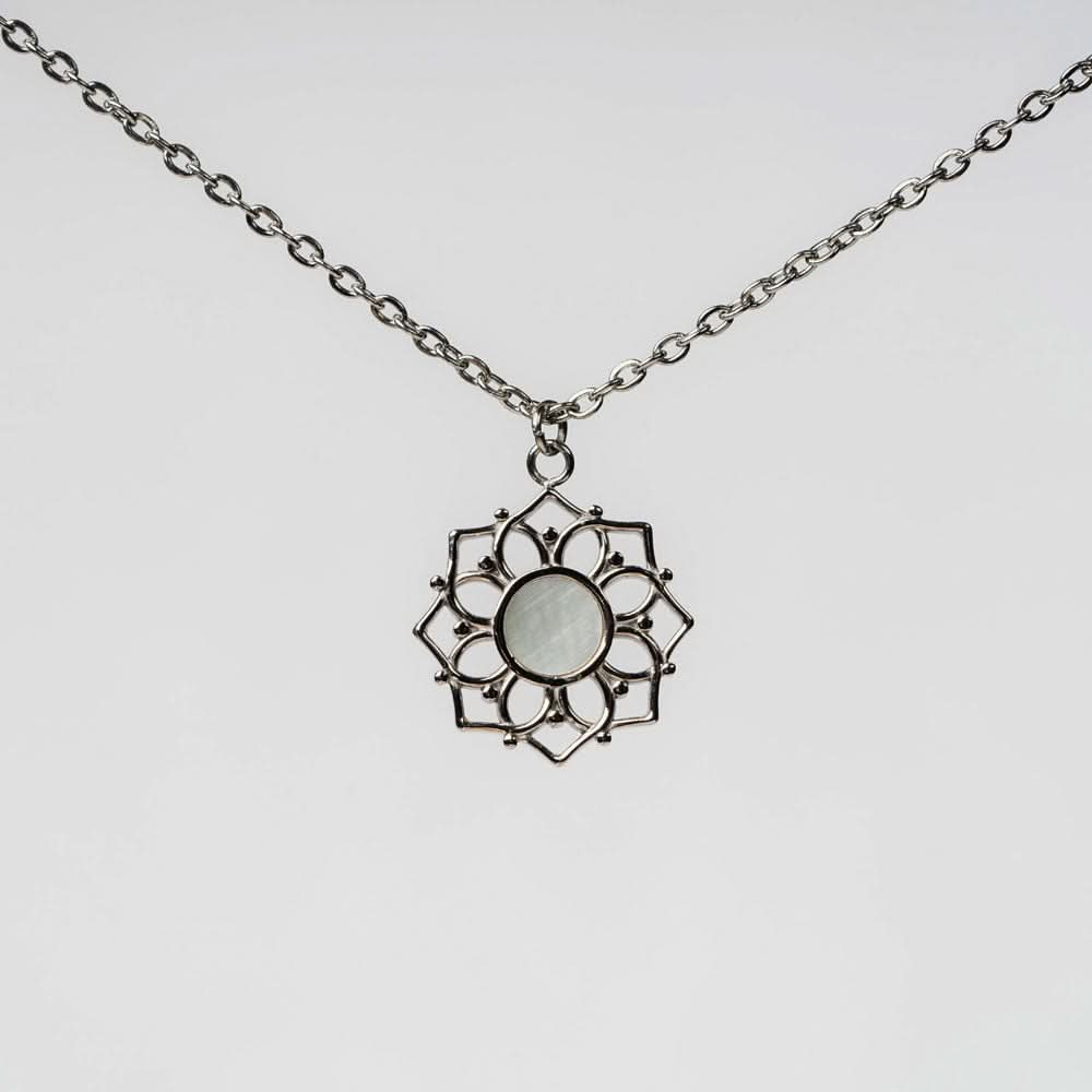 Collier avec pendentif rond en nacre design soleil, métal argenté