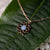 Collier avec pendentif rond en nacre bleue, monture métallique en forme de fleur