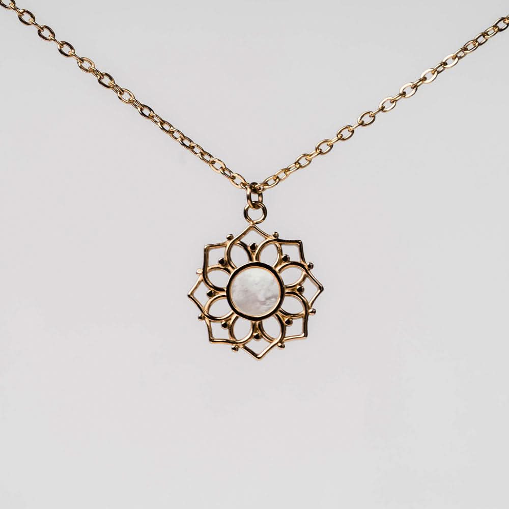 Goldfarbene Halskette mit Perlmutt-Anhänger im floralen Kreis, feine Gliederkette