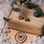 Boucles d'oreilles Holzkern sur boîte en bois, clous dorés avec nacre claire