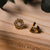 Boucles d'oreilles Holzkern : clous dorés avec nacre claire ronde et ornements
