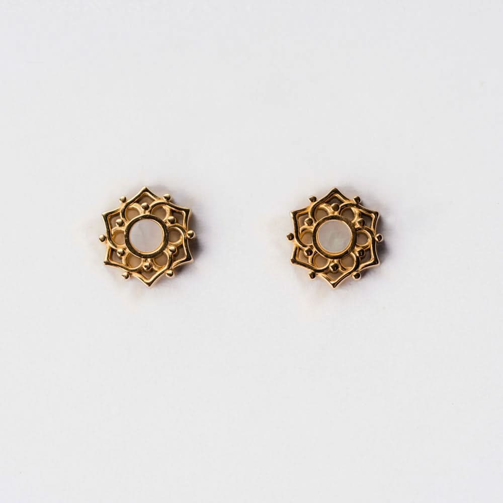 Boucles d'oreilles Holzkern, clous dorés avec incrustation ronde en nacre claire, bordure florale