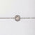 Bracelet avec chaîne à maillons argentés et pendentif rond en nacre dans un cadre ornemental