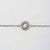 Bracelet couleur cuivre avec pendentif rond en nacre bleue dans un cadre filigrane