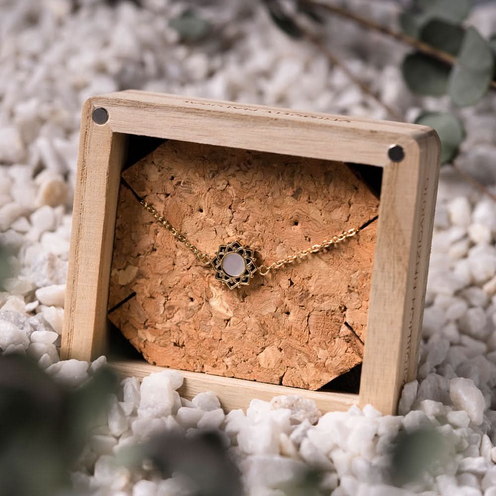 Bracelet doré avec pendentif rond en nacre