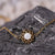 Bracelet doré avec pendentif rond en nacre, détail chaîne