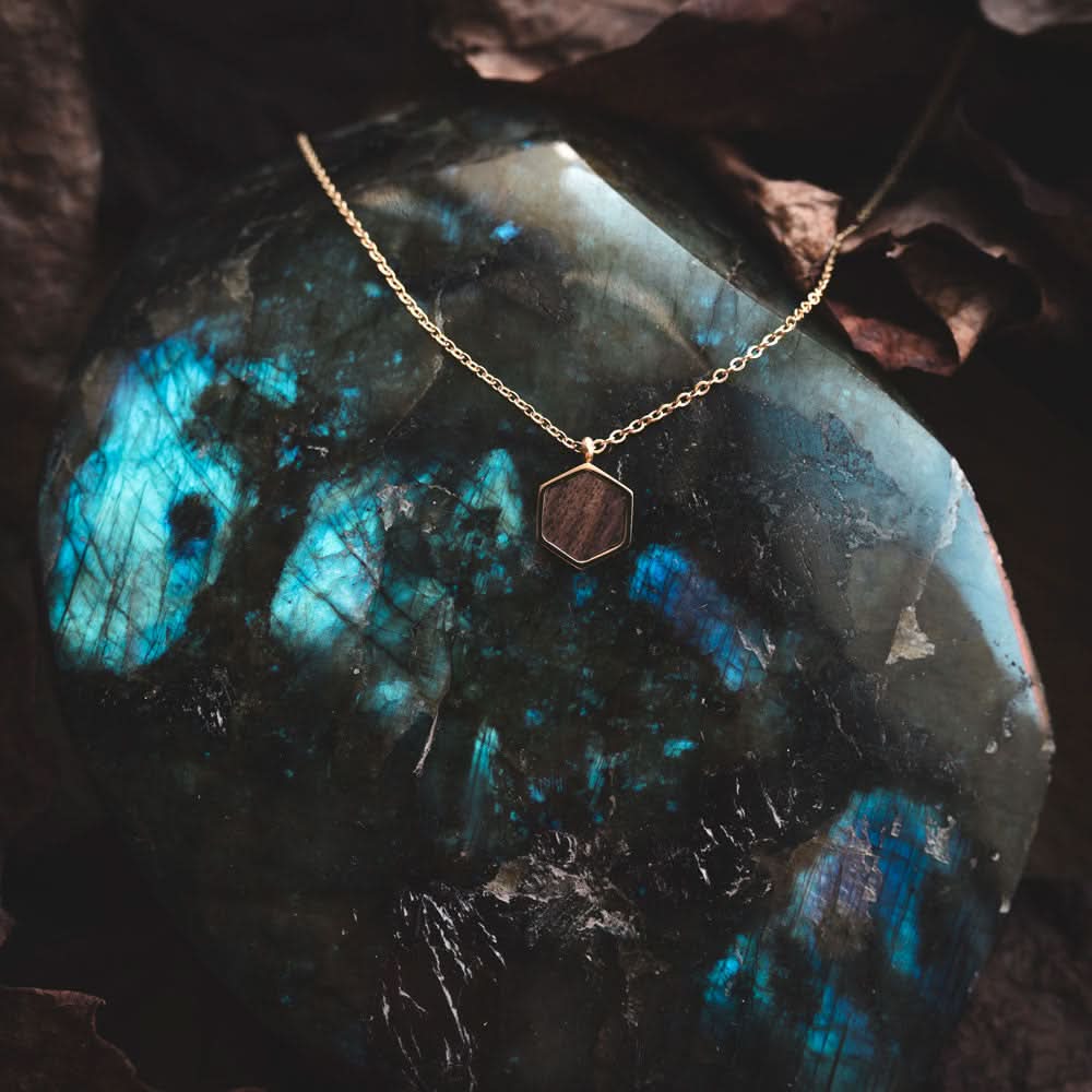 Collier façade avec pendentif carré en bois - Noyau en bois Modèle : Jewelry