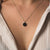 Collier avec chaîne argentée et petit pendentif hexagonal noir