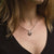 Collier autour du cou avec pendentif rond en bois et fine chaîne argentée