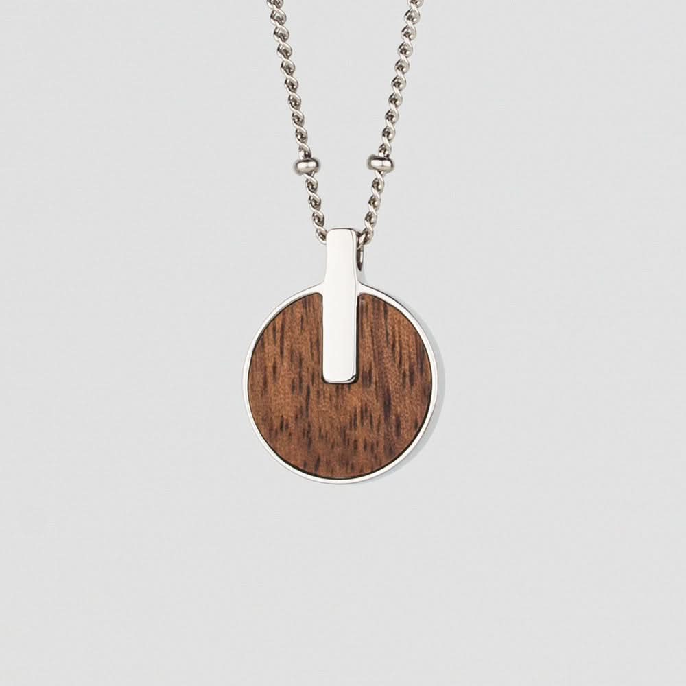 Collier avec chaîne argentée et pendentif rond en bois avec détail goutte
