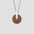 Collier avec chaîne argentée et pendentif rond en bois avec détail goutte