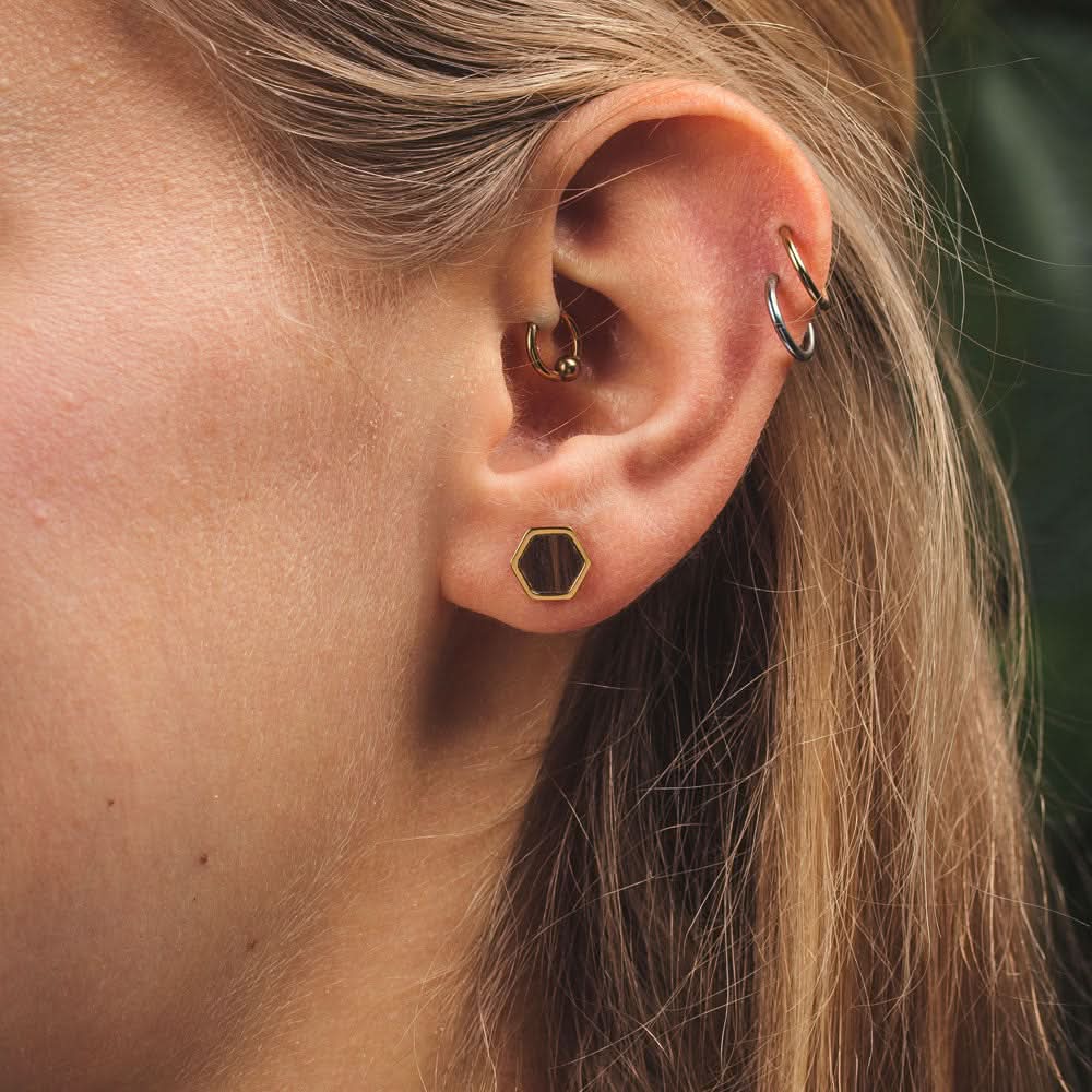 Boucles d'oreilles façade carrées avec élément en bois - Noyau en bois Modèle : Bijou