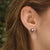 Boucles d'oreilles rondes en bois avec monture argentée et disque de bois à l'oreille