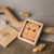 Boucles d'oreilles rondes en bois dans une boîte en bois : monture argentée et disque en bois