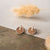 Boucles d'oreilles rondes en bois avec monture argentée et disque en bois, paire sur tissu