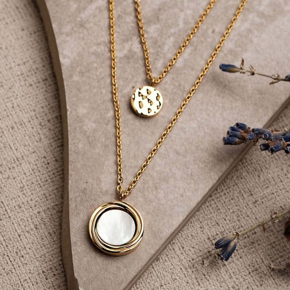 Collier plaqué or avec pendentif cercle en nacre et petit motif cercle, deux chaînes