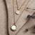 Collier plaqué or avec pendentif cercle en nacre et petit motif cercle, deux chaînes