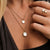 Collier plaqué or avec pendentif cercle en nacre et pendentif rond motif doré