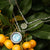 Collier à deux pendentifs ronds en argent, l'un en nacre et l'autre avec un charm moucheté