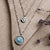 Collier en argent avec pendentif rond en nacre et petit charm noir et blanc