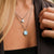 Collier superposable en argent avec deux pendentifs ronds : breloque mouchetée et perle de nacre