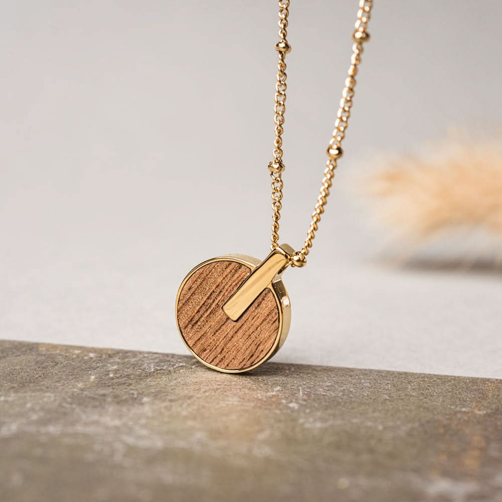 Collier avec chaîne dorée et pendentif rond en bois, avec une petite découpe
