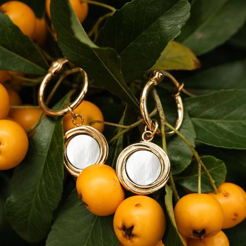 Puces d'oreilles dorées avec pendentif rond et insert blanc, créoles avec passant