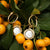 Puces d'oreilles dorées avec pendentif rond et insert blanc, créoles avec passant