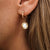 Puces d'oreilles créoles dorées avec pendentif rond et insert blanc