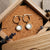 Paire de boucles d'oreilles dorées avec créoles et pendentif rond, insert blanc