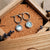 Paire de boucles d'oreilles créoles avec pendentif rond et pierre bleue, couleur argent
