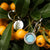 Boucles d'oreilles créoles argentées avec grand pendentif rond et cabochon bleu
