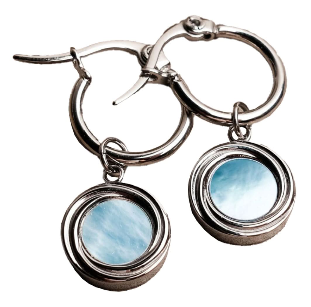 Boucles d'oreilles créoles argentées avec pendentif rond et pierre bleue