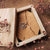 Halskette mit goldfarbener Kette und rundem Anhänger im Ornament-Design