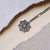 Pendentif flocon de neige argenté avec pierre bleue ronde sur chaîne