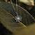 Collier avec pendentif flocon de neige et centre bleu, couleur argent