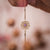 Bracelet sur la zone des doigts : pendentif flocon de neige doré avec centre violet