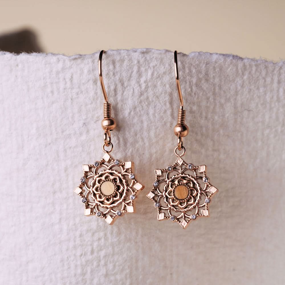 Boucles d'oreilles avec ornement flocon de neige, couleur or, centre rond, forme goutte