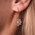 Pendentifs d'oreilles à l'oreille avec ornement rond et cadre flocon de neige, couleur or