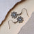 Boucles d'oreilles argentées avec flocon de neige, pierre bleue et fermoir crochet