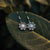 Boucles d'oreilles argentées avec flocon de neige sculpté et centre bleu