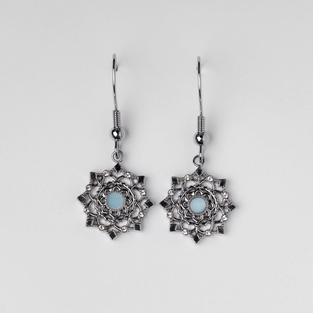 Boucles d'oreilles argentées avec flocon de neige délicat et pierre décorative bleue