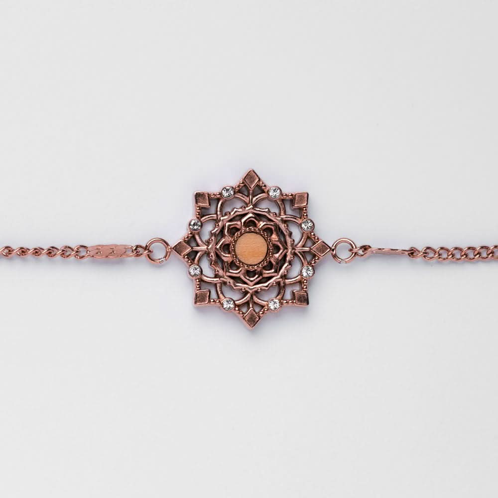 Bracelet doré avec pendentif carré et zirconias, sur une fine chaîne