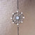 Pendentif de bracelet avec surface ronde bleu irisé, orné d'éléments filigranes