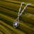 Collier argenté avec pendentif carré et incrustation de pierre claire