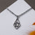 Collier argenté avec pendentif carré et pierre claire, vue détaillée