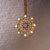 Pendentif de collier doré avec pierre violette et étoiles décoratives dans un cadre ornemental