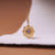 Pendentif de collier doré avec pierre violette, design ornemental carré
