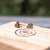 Clous d'oreilles triangulaires en bois sur planche de bois, gros plan